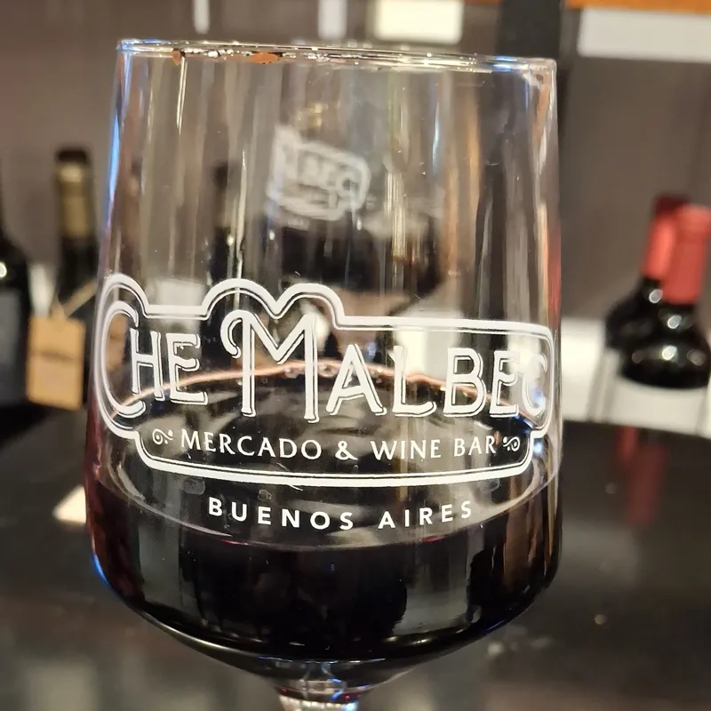 Copa de Che Malbec con el logo grabado y vino tinto