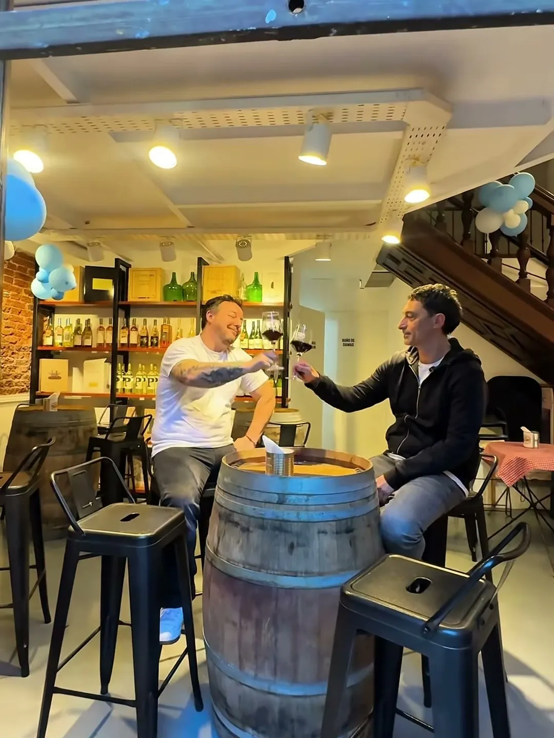 Brindis en la mesa barril de Che Malbec