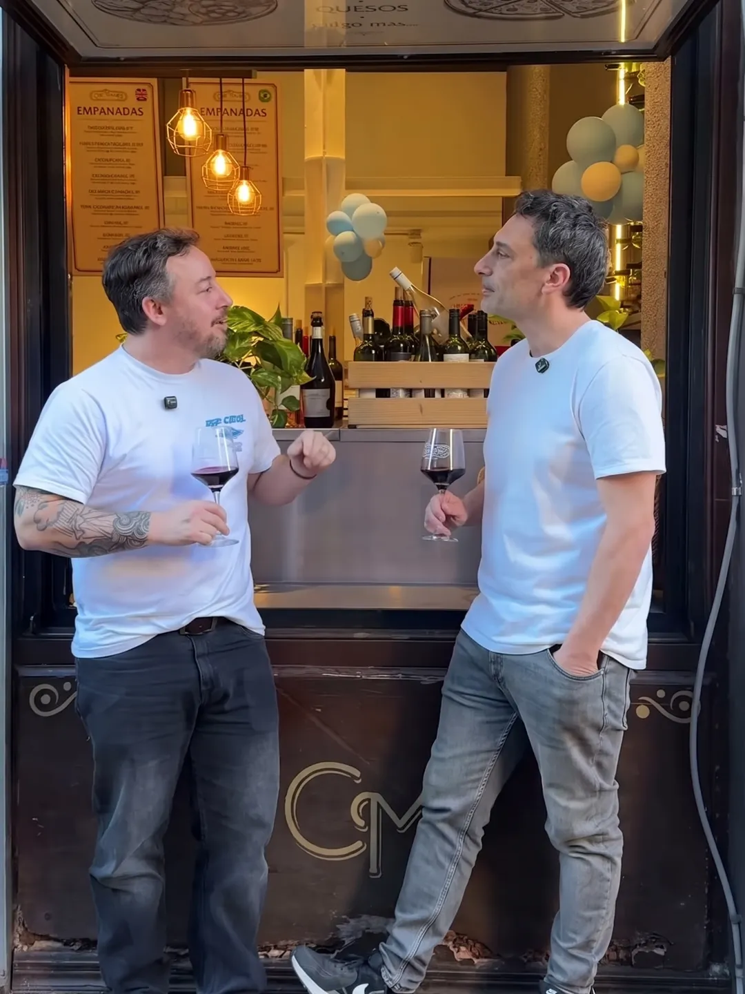 Los dueños de Che Malbec en la puerta del local, con una copa de vino