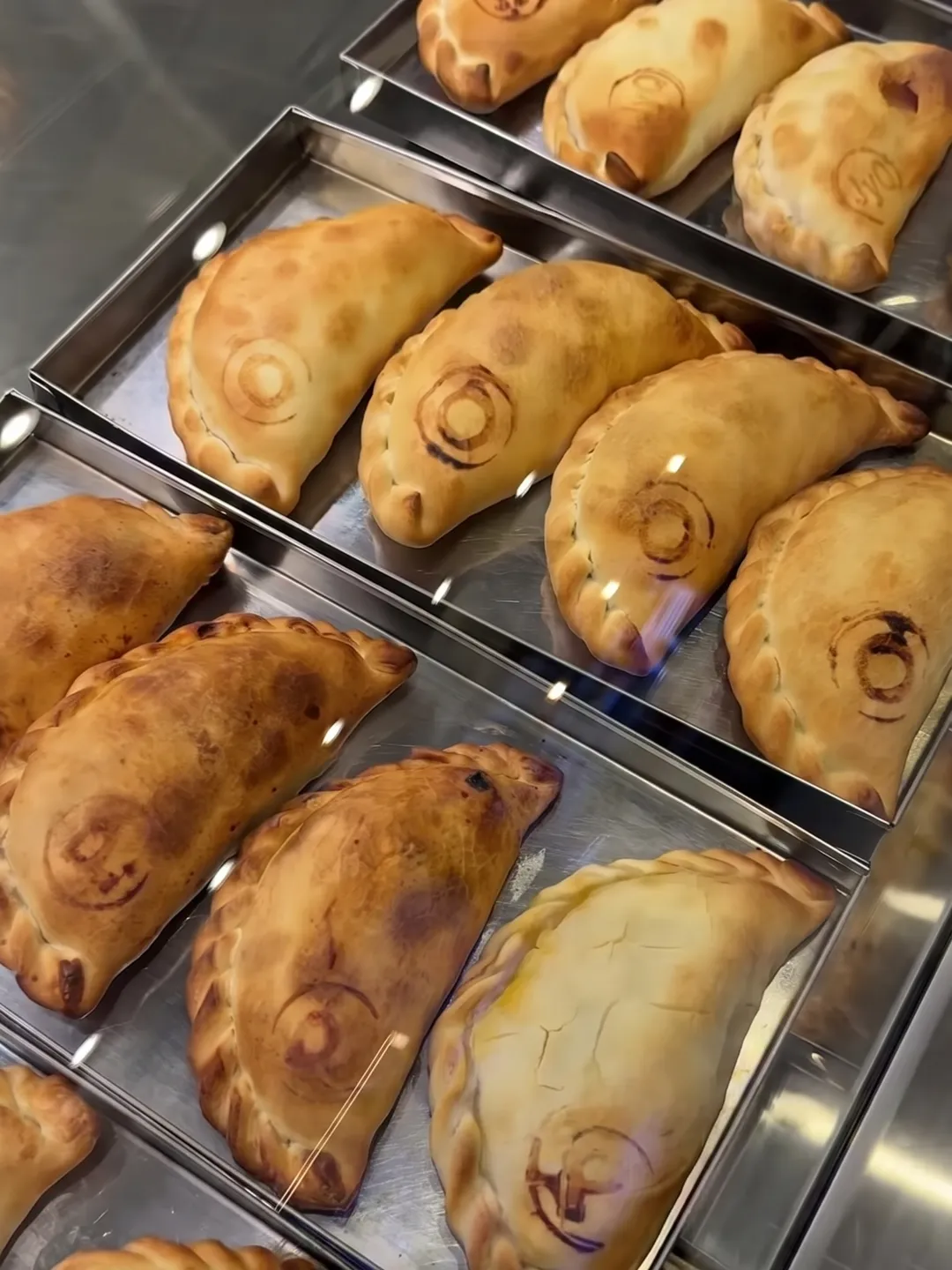Bandejas de empanadas recién horneadas