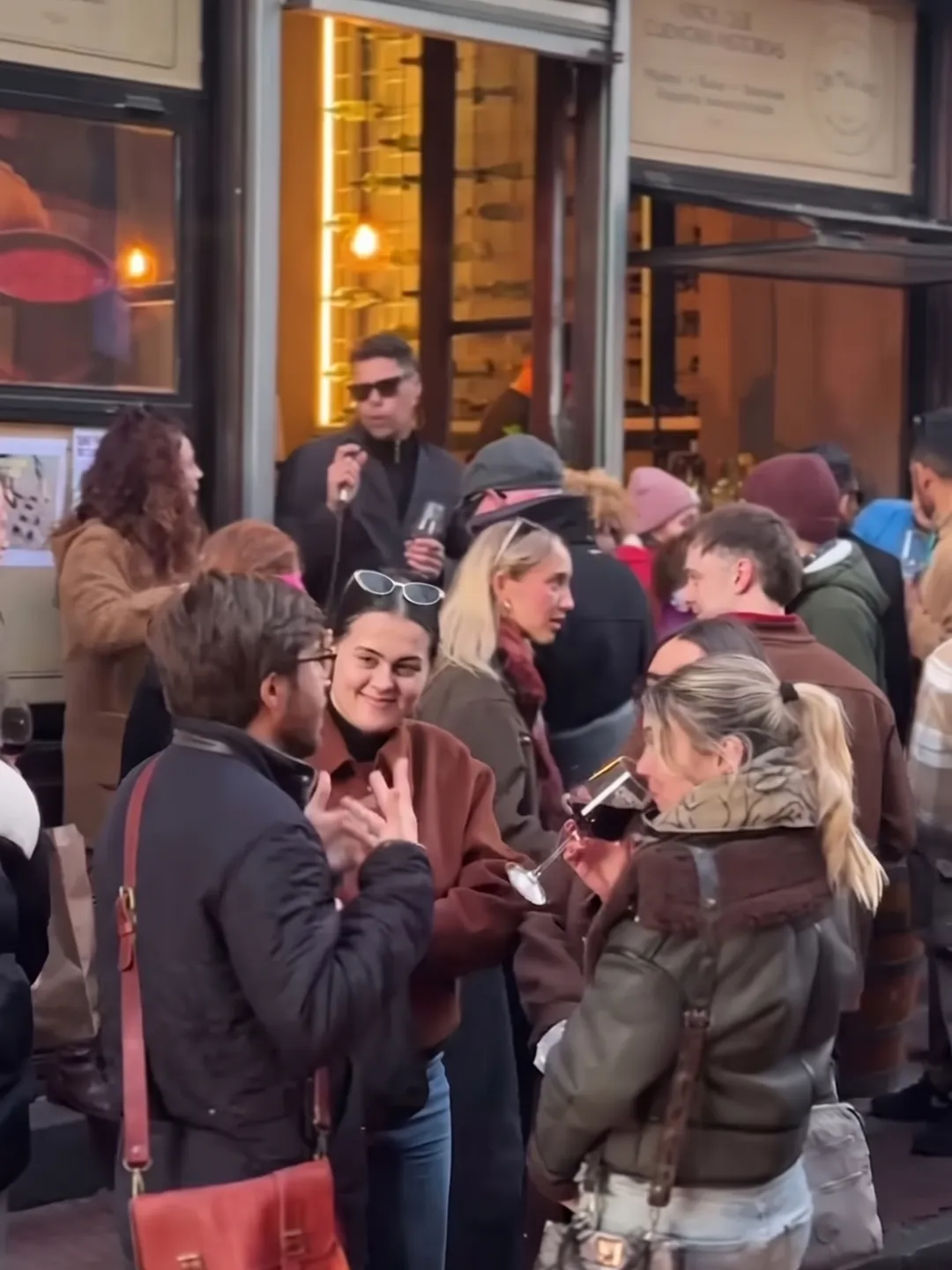 Gente tomando vino en la puerta de Che Malbec un sábado