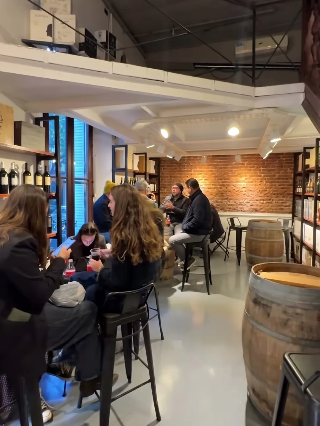 El salón de Che Malbec con gente tomando vino